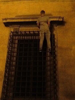 Ubriaco appollaiato su palazzo Altieriscende e aggredisce i carabinieri: arrestato