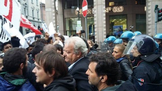 Migranti, contestazione a Minniti dopo il blitz in Centrale: tensione in centro tra forze dell'ordine e antagonisti