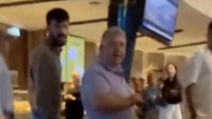“Assassini ebrei tornate a casa”. Famiglia aggredita in autogrill