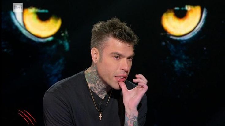 Fedez: “Sara Tommasi mi ha detto che ce l’ho piccolo, ma non l’ha mai visto”. La replica della showgirl: “Non gestivo sempre i miei social”