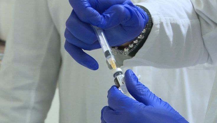 Vax Day, il gesto di De Luca apre il dibattito: i politici devono vaccinarsi per primi per tutelare le istituzioni?