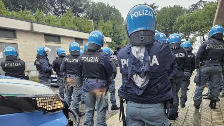 Guerriglia ultrà, ancora una domenica di follia in autostrada: scontri tra laziali e napoletani