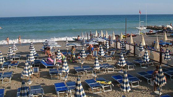 Spiagge, braccio di ferro tra l'Italia e l'Ue: a rischio bocciatura la proroga delle concessioni 