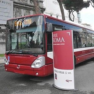 Atac, agonia di un'azienda: "Bus fermi, stipendi gi&ugrave; e debiti ancora alle stelle"