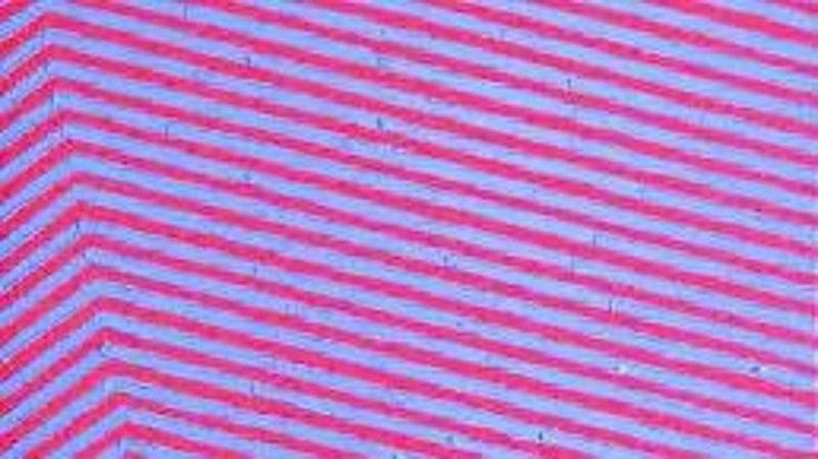 Pattern colorati a zigzag: un “labirinto pittorico” nella mostra di De Angelis