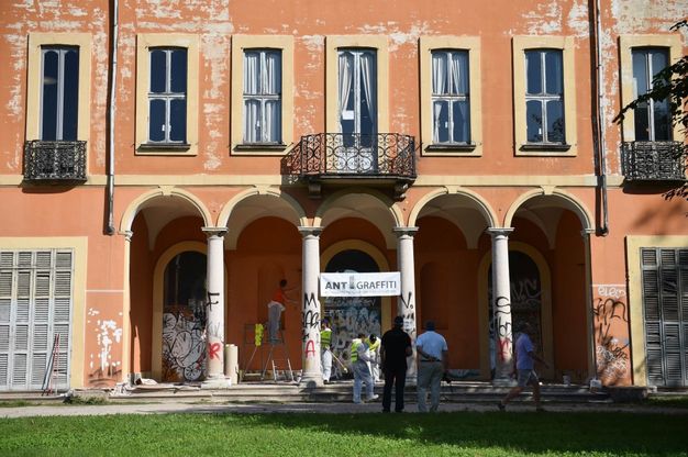 Affori, i volontari ripuliscono Villa Litta dalle scritte