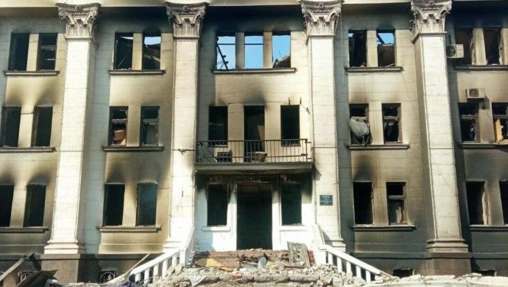 Ucraina-Russia, cos'è successo oggi: quattro morti a Kharkiv, se ne temono 300 a Mariupol. Patto Usa-Ue per affrancarsi dal gas di Mosca