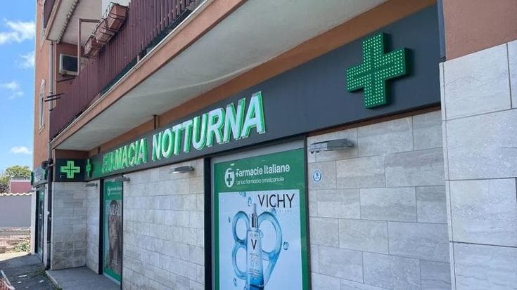 Acilia, rissa tra baby gang in strada: 15enne accoltellato si rifugia in farmacia