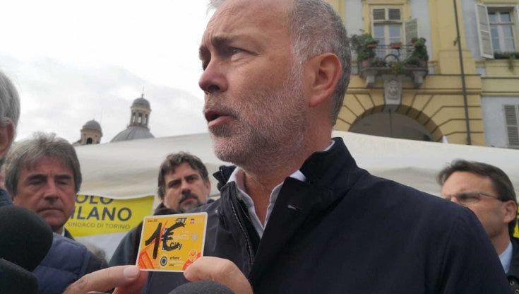 Ballottaggio a Torino, Damilano gioca la carta del biglietto di tram e metro a un euro. Lo Russo: "Poco serio"