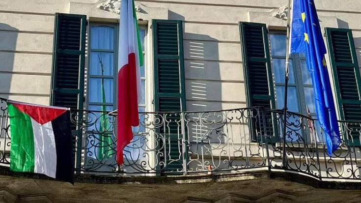 Il Comune di Varese espone la bandiera della Palestina: “Un gesto concreto per la gente di Gaza”
