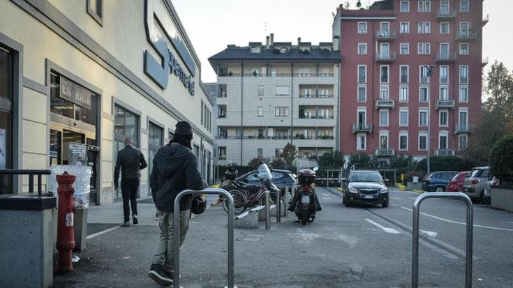 Anziana di 81 anni denuncia una rapina nel parcheggio dell’Esselunga di viale Umbria: “Un uomo mi ha puntato la pistola alla testa”