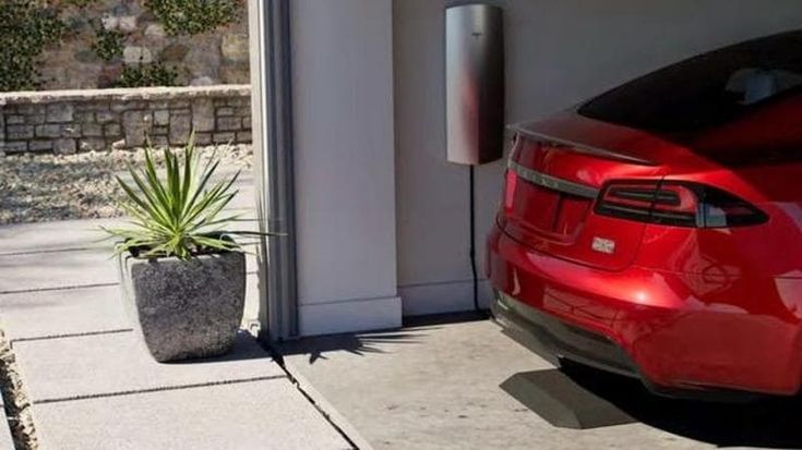 Tesla, la seconda rivoluzione: arriva la ricarica senza cavi. Ecco come funziona