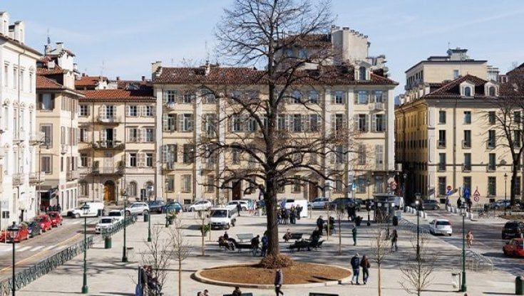 Quando le auto vanno via rimane la luce di piazza Arbarello