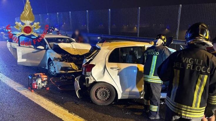 Grave incidente sulla Pedemontana all'alba: dieci ragazzi feriti nello scontro tra tre auto