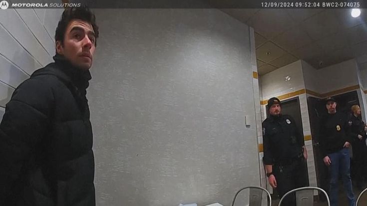 Luigi Mangione, il momento dell'arresto: diffuse le immagini delle bodycam della polizia