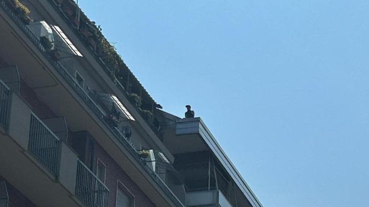 È sceso dal palazzo dopo 60 ore l’uomo che minacciava di buttarsi di sotto a Torino