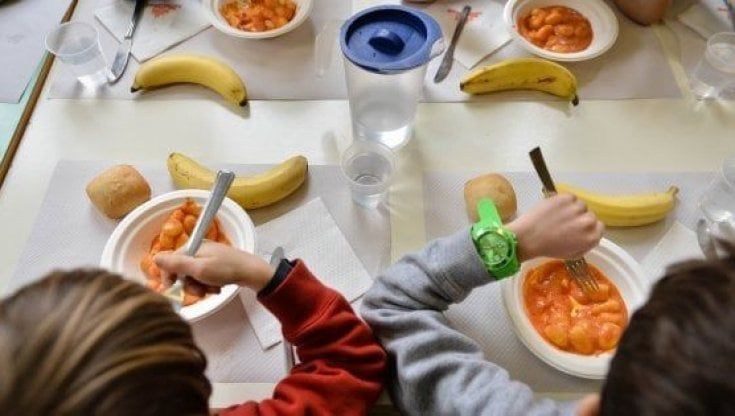 Potenza, la mensa scolastica costa più che a Roma: tariffa raddoppiata in un anno