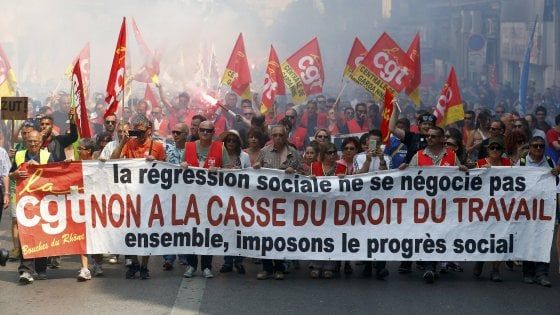 Parigi, il governo fa marcia indietro. Sindacati: "Corteo anti-riforma del lavoro si farà"
