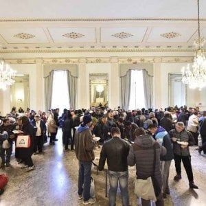 Teatro San Carlo, pranzo di Pasqua per i bisognosi nel Salone degli Specchi