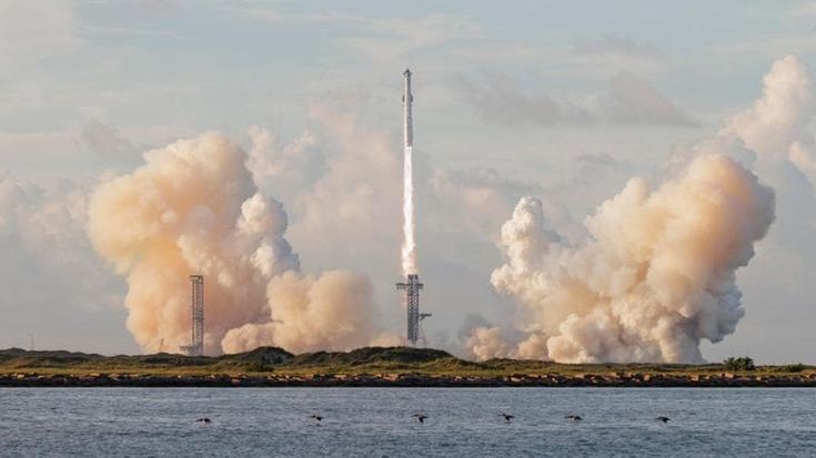 Il razzo Starship di SpaceX ha raggiunto l’orbita terrestre, ma poi è tornato prima del previsto