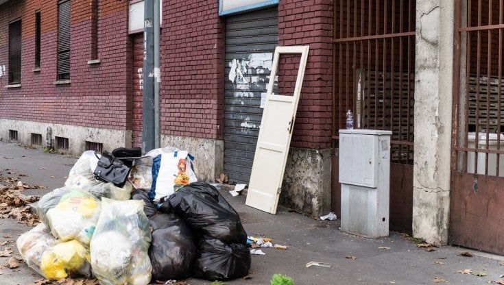 Il degrado delle case popolari a Milano, "Noi di Lorenteggio facciamo le barricate contro gli abusivi"