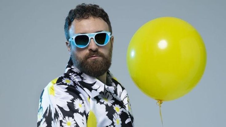 Dargen D’Amico: “La censura è un gesto goffo, si ottiene l’effetto opposto. A Sanremo invocai la pace, poco è cambiato. Il mio tour al via il 25 aprile: non si guarda al futuro senza ricordare le origini”