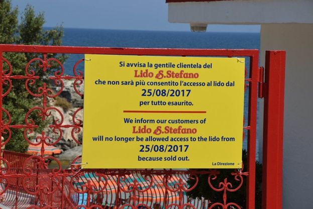 Puglia, tanti errori nella scritta in inglese per nozze Usa
