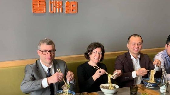 Pranzo anti-psicosi Coronavirus, Comune e Confcommercio a Chinatown. Gallera: "In Lombardia 28 negativi, 5 test in corso"