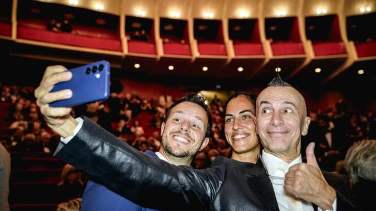 Eleganza sabauda e selfie, tra il pubblico del Regio si rinnova il rito della “prima”