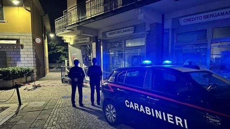 Incappucciati e con l’esplosivo: assalto al bancomat davanti al Comune di Bruino
