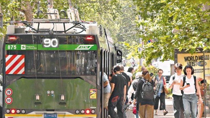 Sulla rete Atm crescono passeggeri ed eco-bus ma anche gli incidenti: 1.300 in un anno