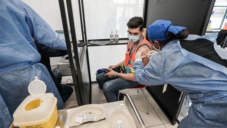 Vaccini, a Torino ora è più facile: si può cambiare con un click data e luogo dell'appuntamento