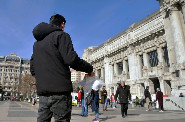 Coronavirus, il business dell'ambulante: una mascherina dieci euro