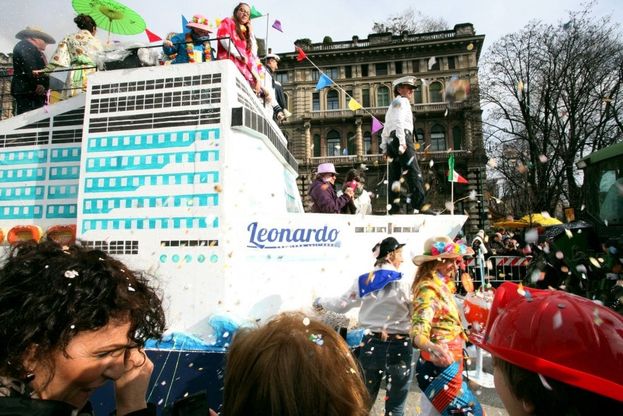 Milano, la sfilata dei carri chiude il Carnevale ambrosiano 