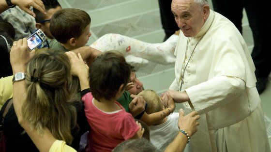 Il Papa: "Rifugiati da accogliere anche con rischio terrorismo". Usa: "Sventata almeno una minaccia"