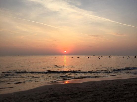 Bagno all'alba nel mare di Monopoli: "Così non ci si ammala d'inverno"