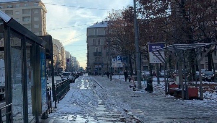 Ghiaccio sulle ciclabili a Torino, l’ira dei pedalatori: “Città inaccessibile”