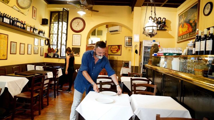 Da patron a cameriere: “Costretto a servire ai tavoli per salvare il mio locale”