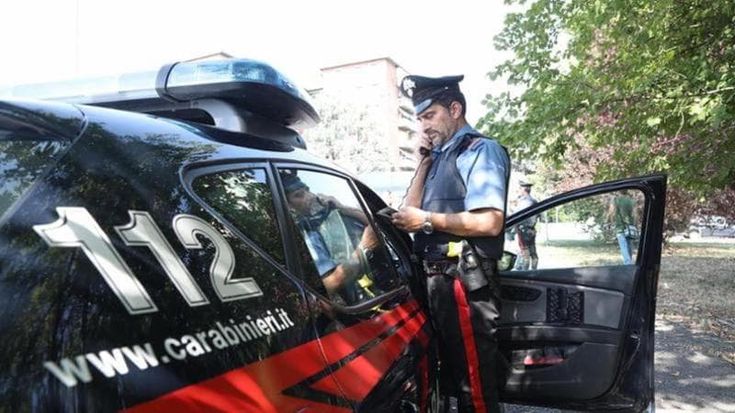 Conosce una donna sui social e la accoltella in un residence al primo appuntamento