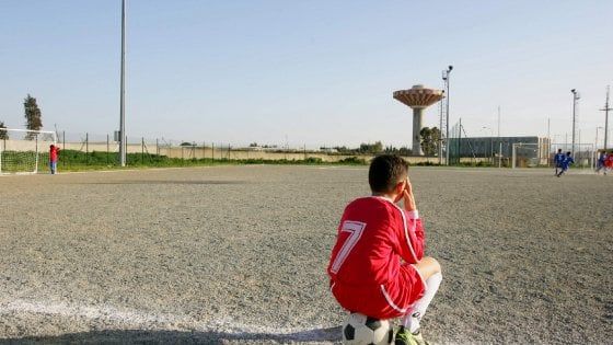 San Siro, lacrime in campo dopo la zuffa dei genitori: ora i baby calciatori ospiti d'onore a Italia-Germania