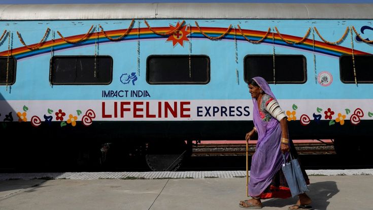 Il treno color cielo dove l’India cura anche la povertà