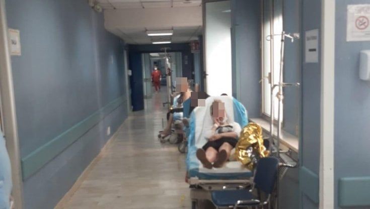 Tutto esaurito all'ospedale Villa Sofia: pazienti nei corridoi. Ma il Cervello è semivuoto