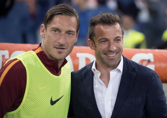 Roma-Juventus: l'abbraccio tra Francesco Totti e l'inviato Del Piero 