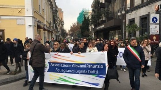Bombe a Foggia, studenti e commercianti marciano contro il racket: "Mafia non è la risposta"
