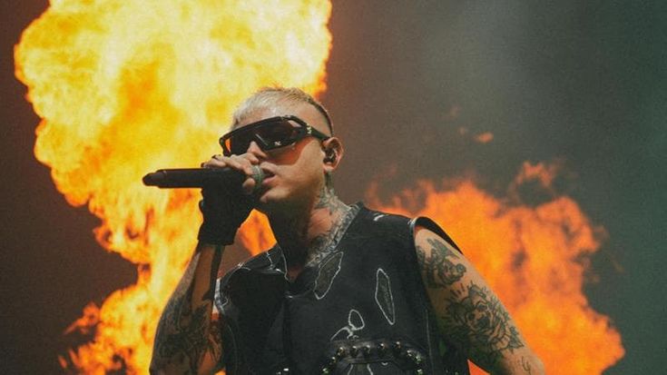 Musica, fuoco, energia: Lazza conquista San Siro con una data sold out