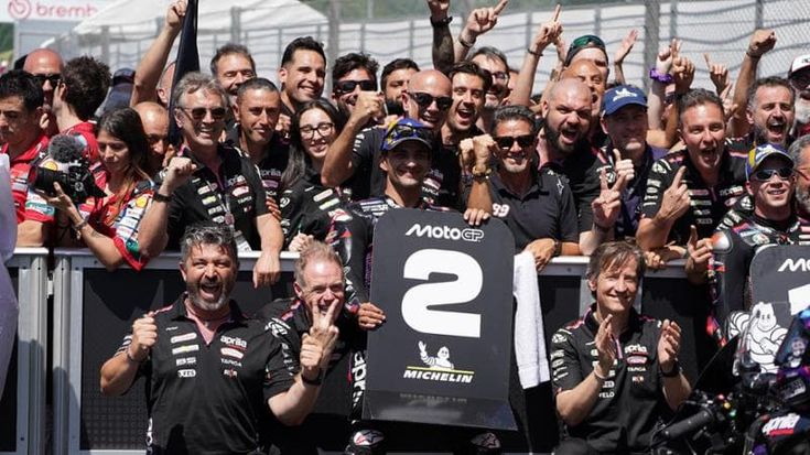 Bezzecchi fa un capolavoro, domina al Mugello e abbraccia Antonelli
