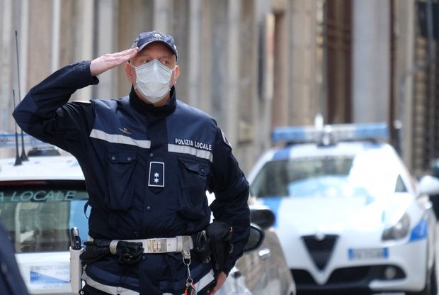 Genova ricorda le vittime del coronavirus: bandiere a mezz'asta e silenzio