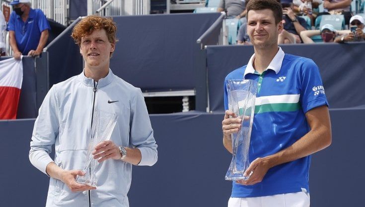 Tennis, Masters Miami: Sinner s'inchina a Hurkacz, il polacco si impone 7-6, 6-4 