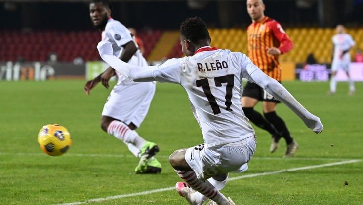 Benevento-Milan 0-2: rigore di Kessie e perla di Leao, i rossoneri vincono anche in dieci