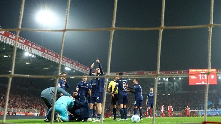 Portiere del Bochum colpito da un accendino: la gara con l’Union Berlino sospesa 20’